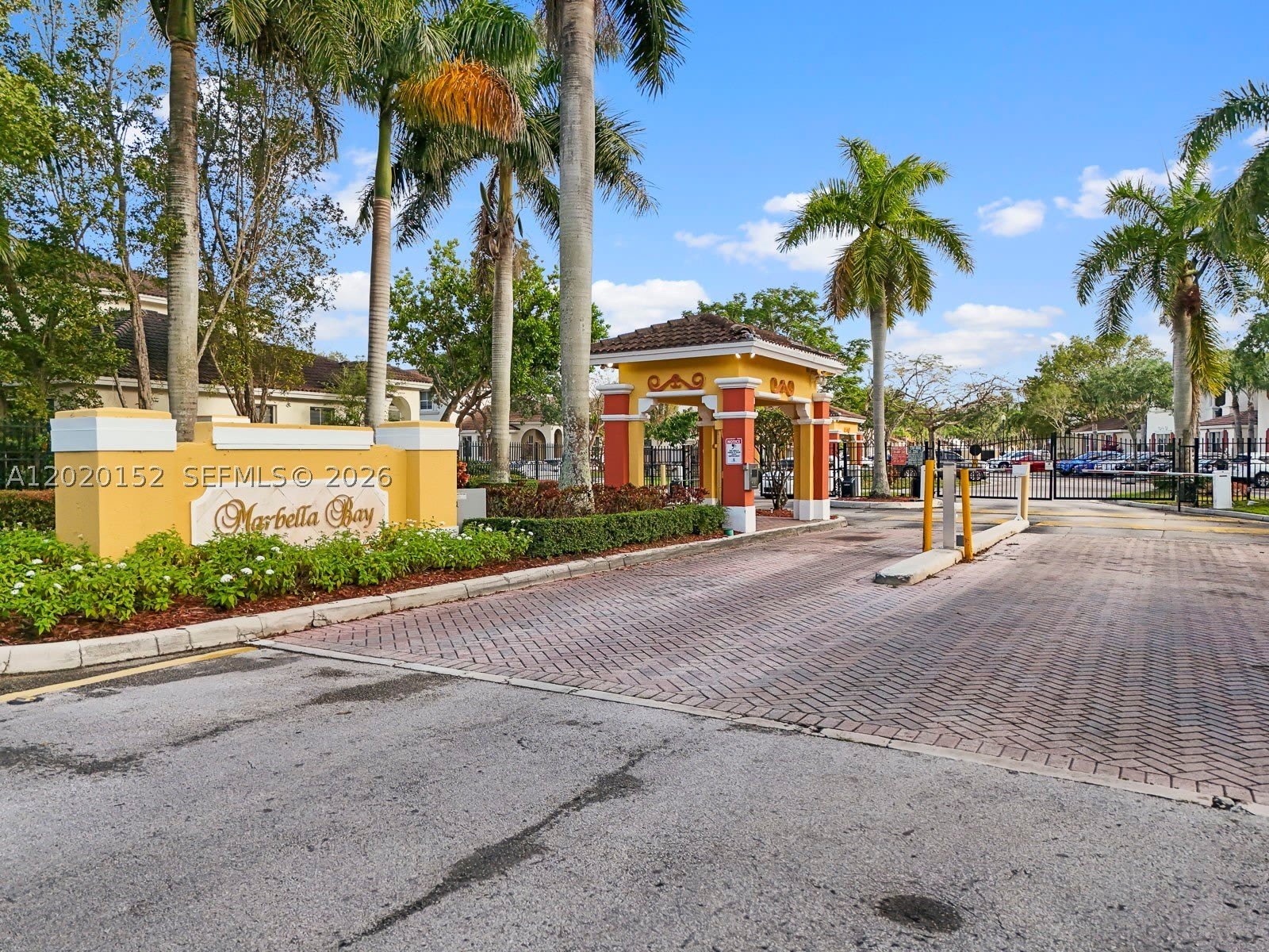 1049 NE 42nd Pl – photo 4