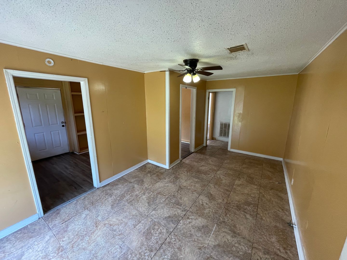 Spacious 3 Bedroom Home with Central AC – photo 3