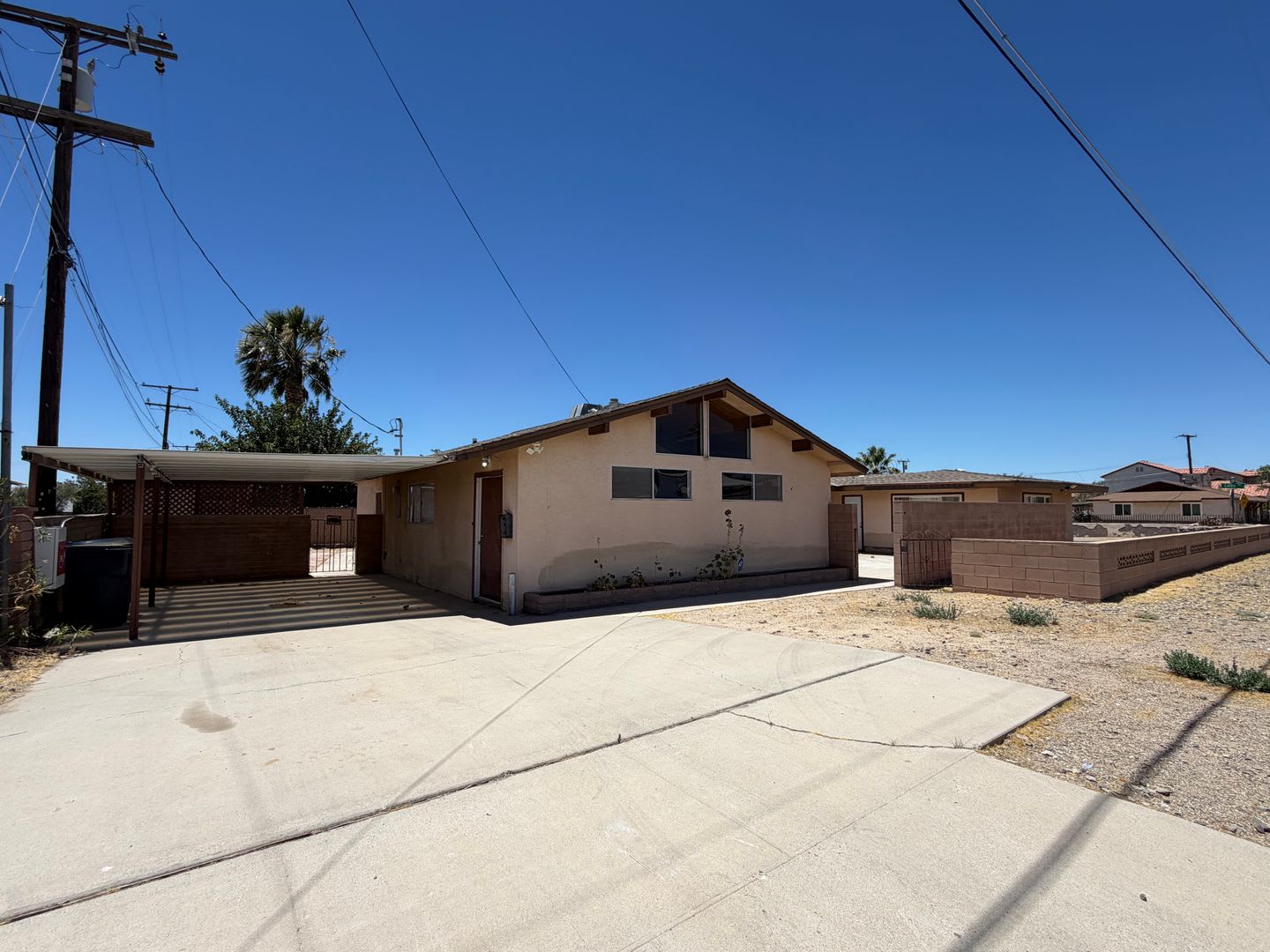 Spacious 4 Bedroom 2 Bathroom House Located in Irwin Estates – photo 1