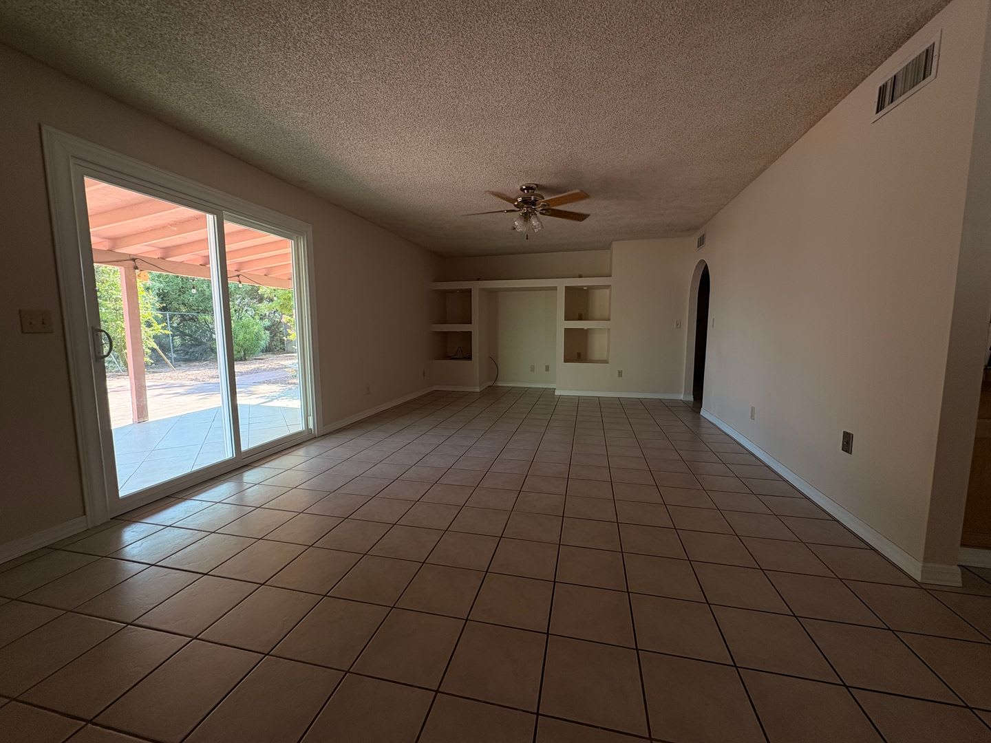 Updated 3Bed/2Bath Home-IN Quiet, Low-traffic Location near Ina & Thoryndale – photo 5