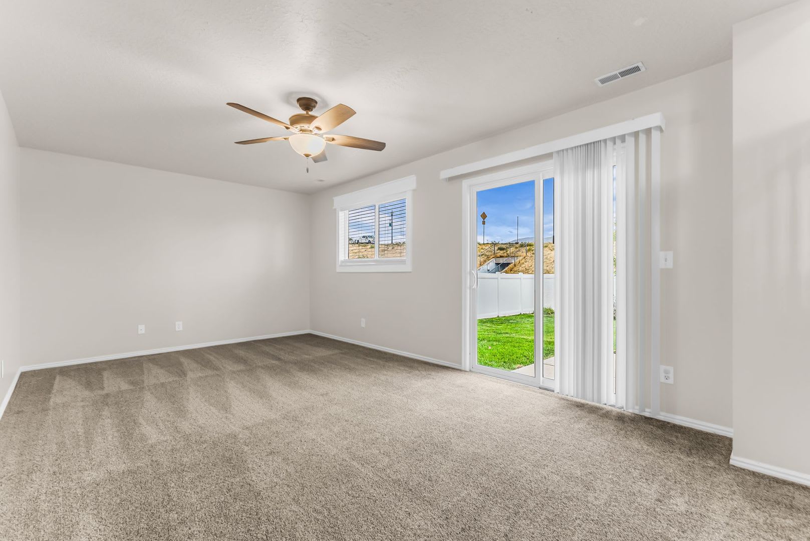 4 Bed Home with Mountain Views in Clearfield – photo 2
