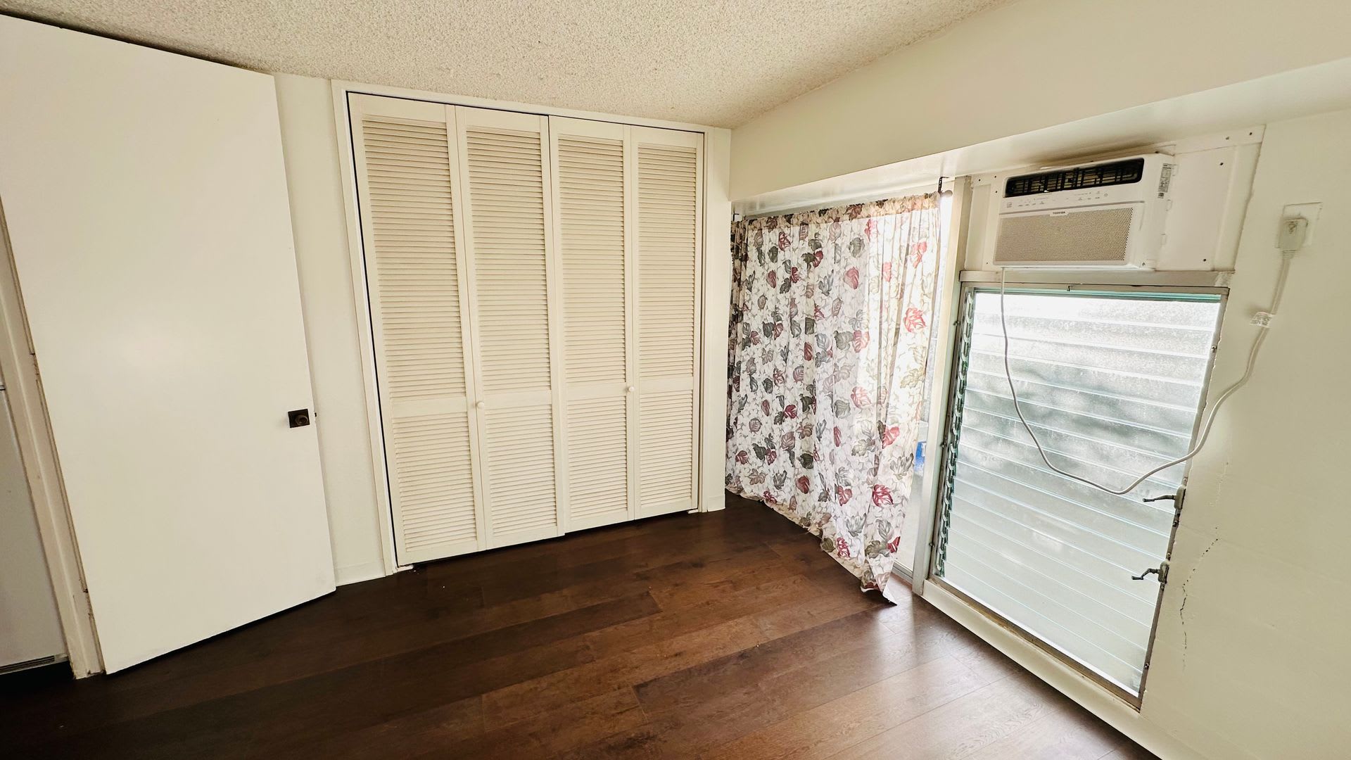 Newly Renovated 1Bd In The Ward Ave – photo 4