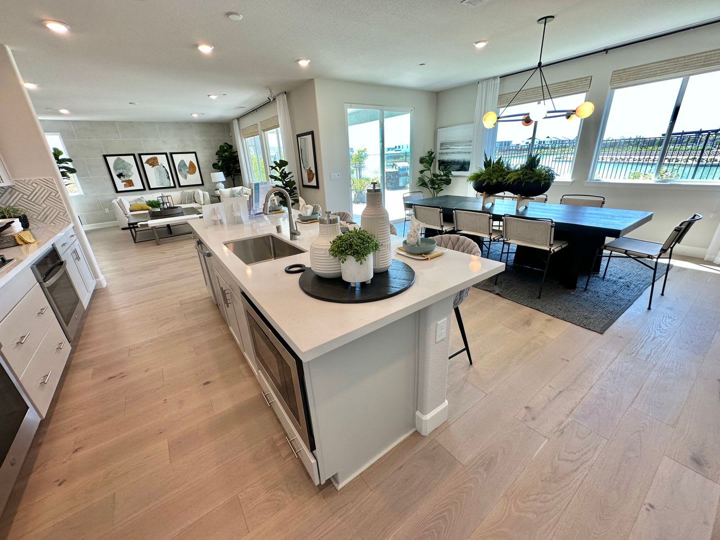 Lakefront 5-Bedroom Home with Stunning Lake Views – photo 4