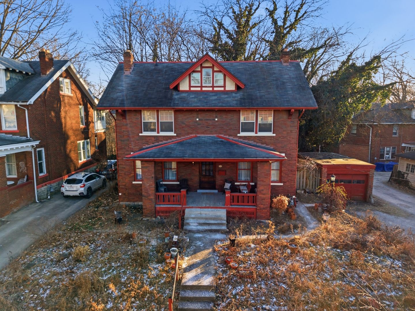 6+BR House on E. Lane – Central Campus – Newly Renovated + Free Parking – Flexible Move-In – photo 1