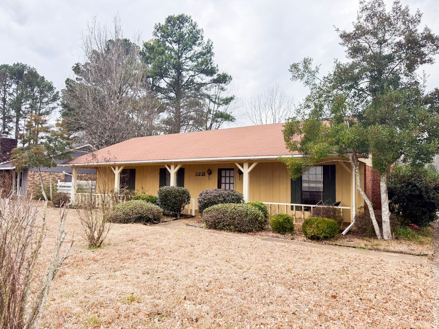 Charming NE Columbus Home with Vaulted Ceiling, Fireplace & Patio Spaces – photo 2