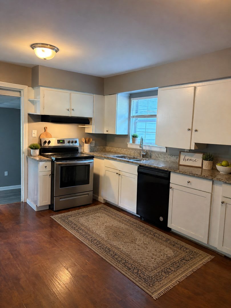 Charming 3BR Cottage with Spacious Master Suite – photo 5