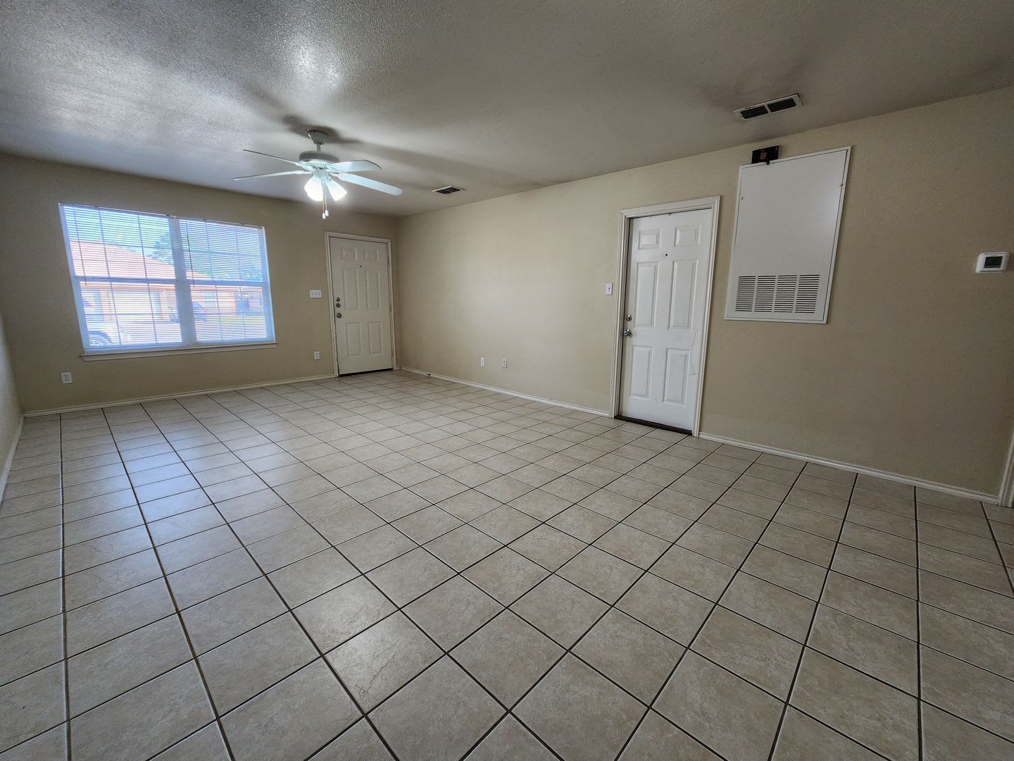 2 2 1 Duplex No Carpet Easy Access To Ih 35 Hwy 46 Fenced In Yard Fridge Included Cisd – photo 3