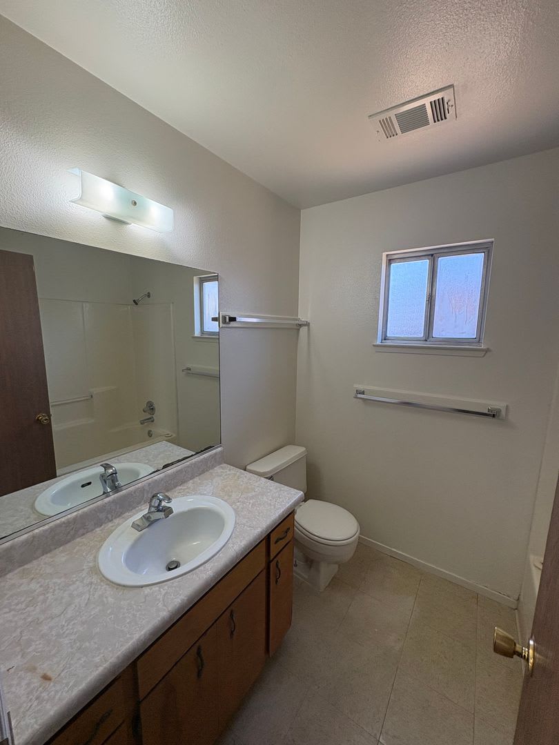NW Visalia Home with Alley Access Rent Ready! – photo 4
