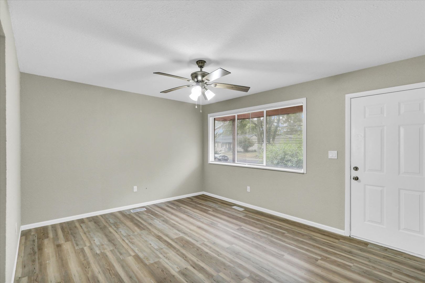 Complete Remodel! 3 Bedroom Home – photo 4