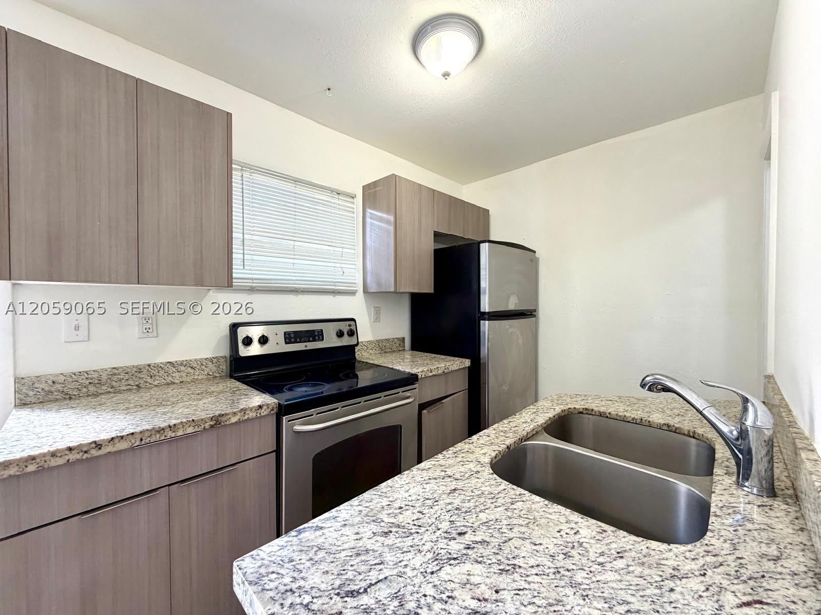 529 SW 3rd St – photo 4
