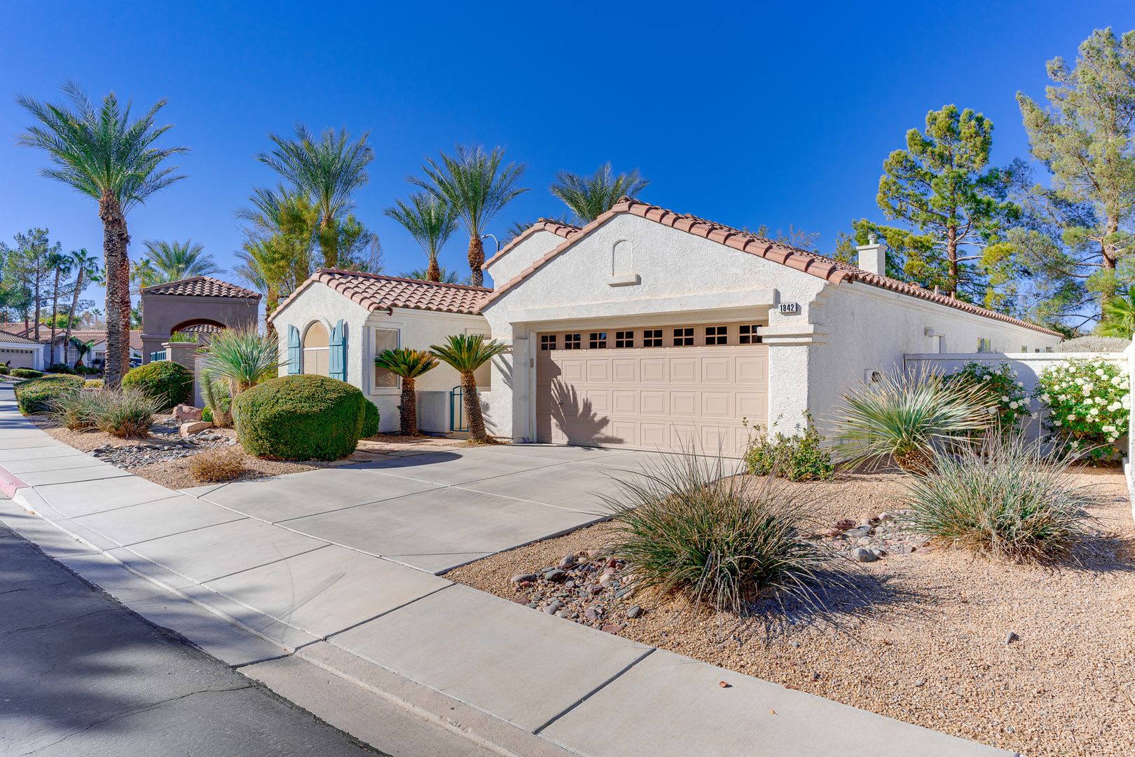 WONDERFUL 3 BEDROOM PLUS DEN 1 STORY HOME. CASITA WITH OWN BATHROOM! GATED COMMUNITY! – photo 2
