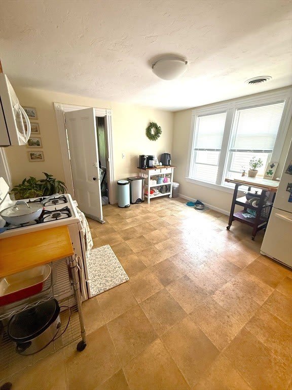 632 E 7th – photo 2