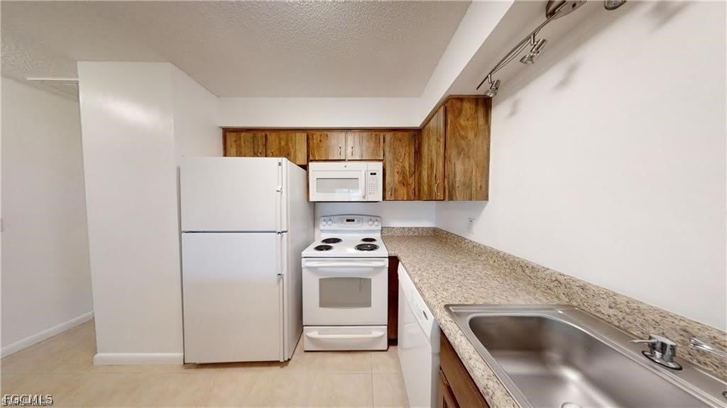 2303 NE 6th Street – photo 2