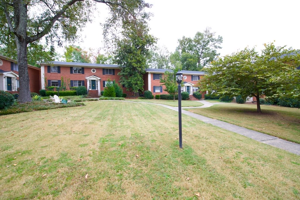 Spacious 2 Bedroom w/ Pool Less Than 1 Mile From Heart of Buckhead!! – photo 3