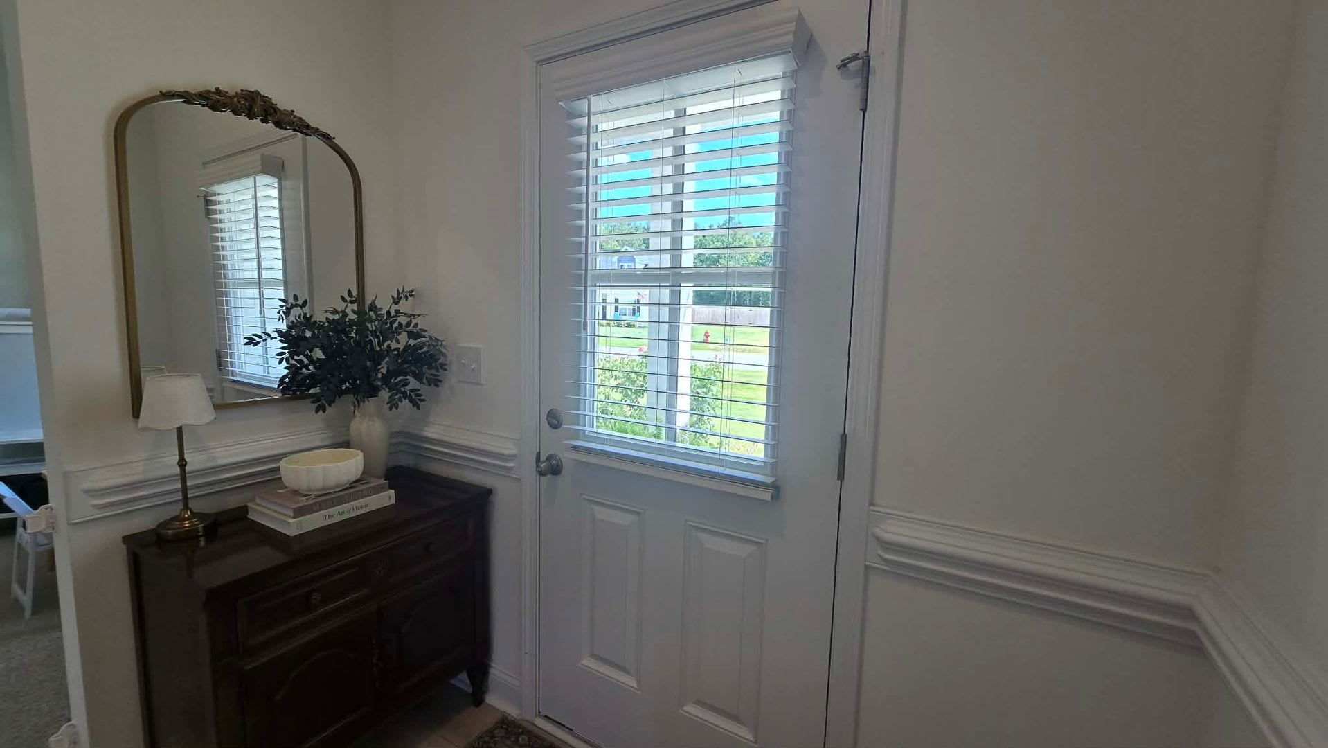 4-bedroom, 2.5-bath rental featuring an inviting open floor plan in Linden – photo 5