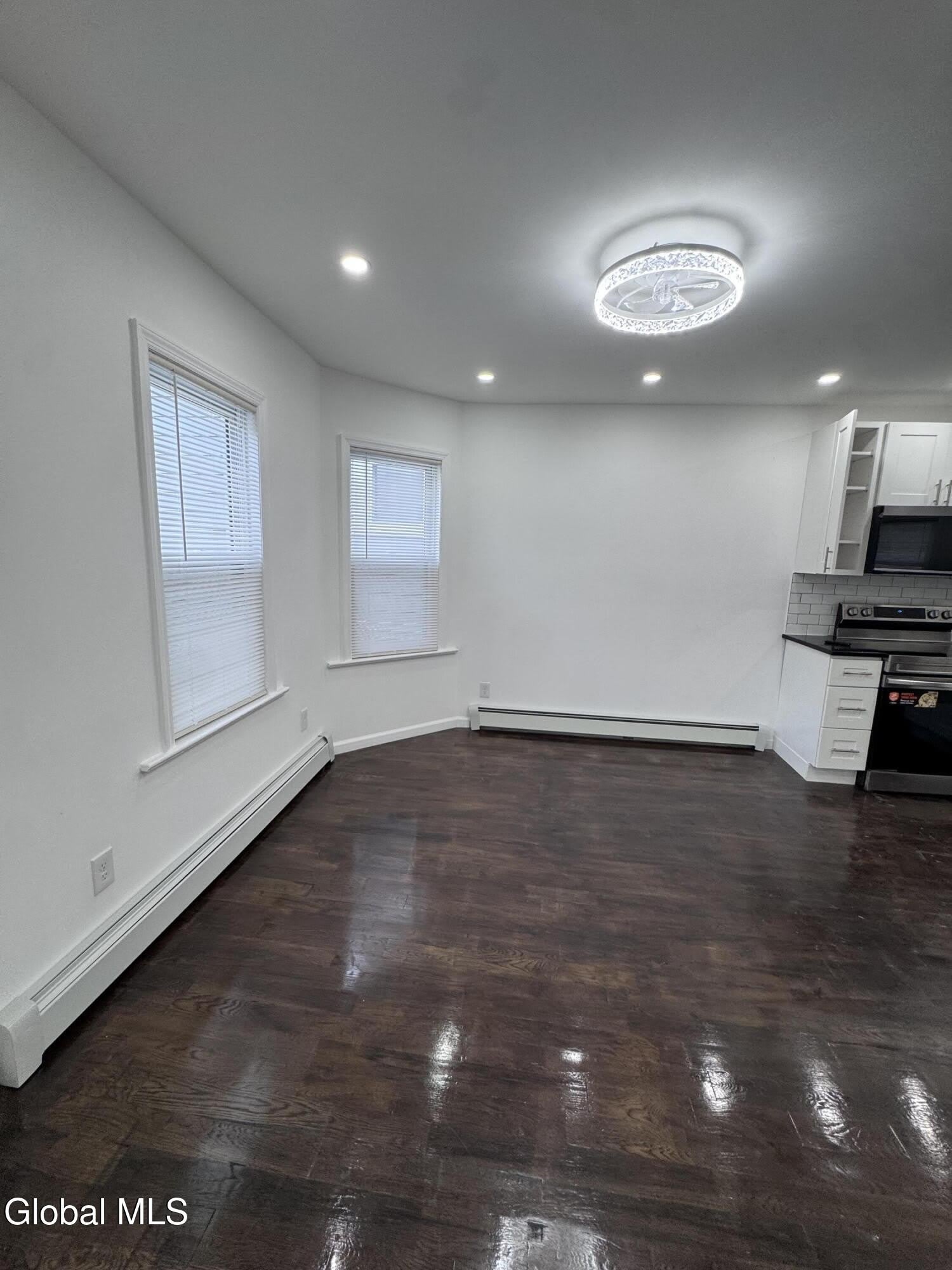 885 Yorkston – photo 5