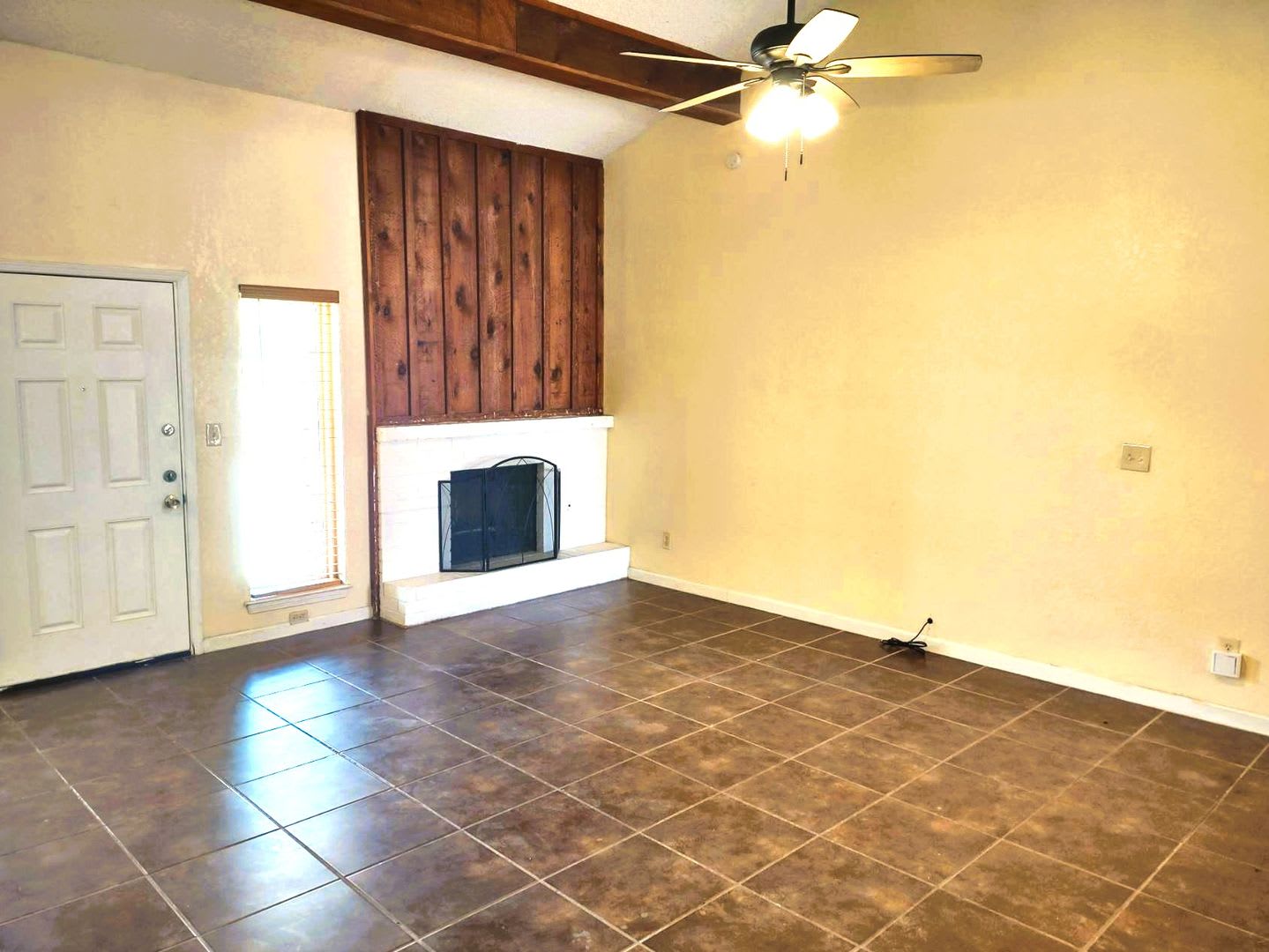 Great Two Story Eastside Townhome With Refrigerated Air Located In Quiet Well Established Neighborhood – photo 3