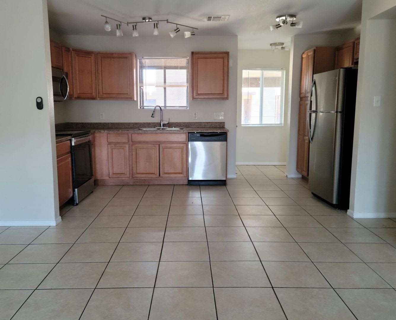 Cozy 2 Bed 2 Bath Town-home in Central Phoenix!! – photo 1