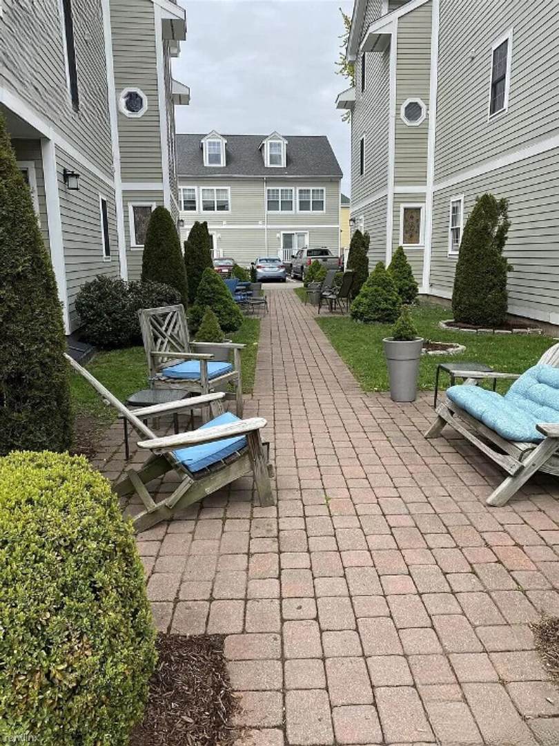 Five Bedroom Two Half Bath Townhouse Lower Allston – photo 2