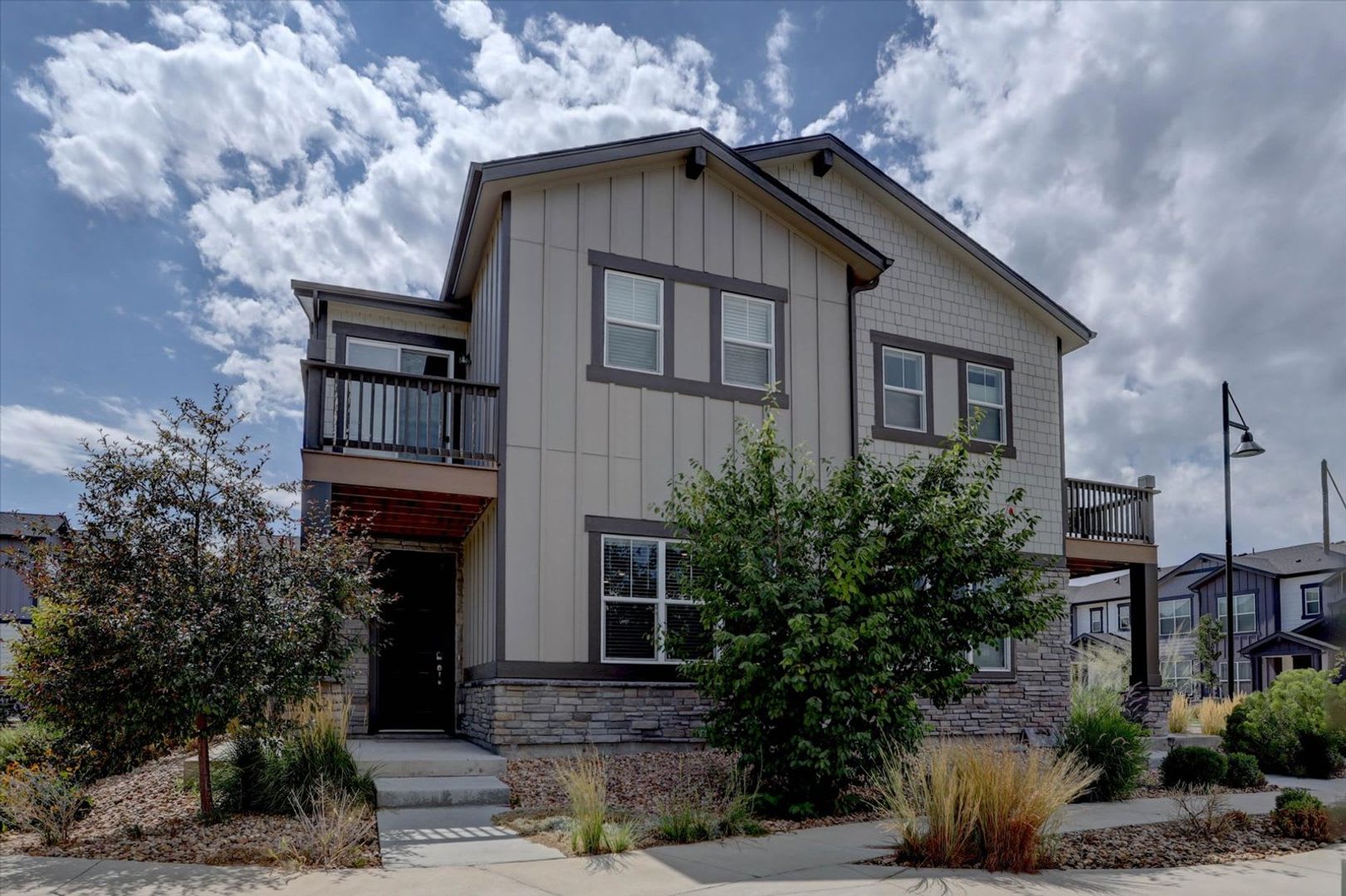 Like New 3Bed 3Bath 2Car End Unit Townhome – photo 2