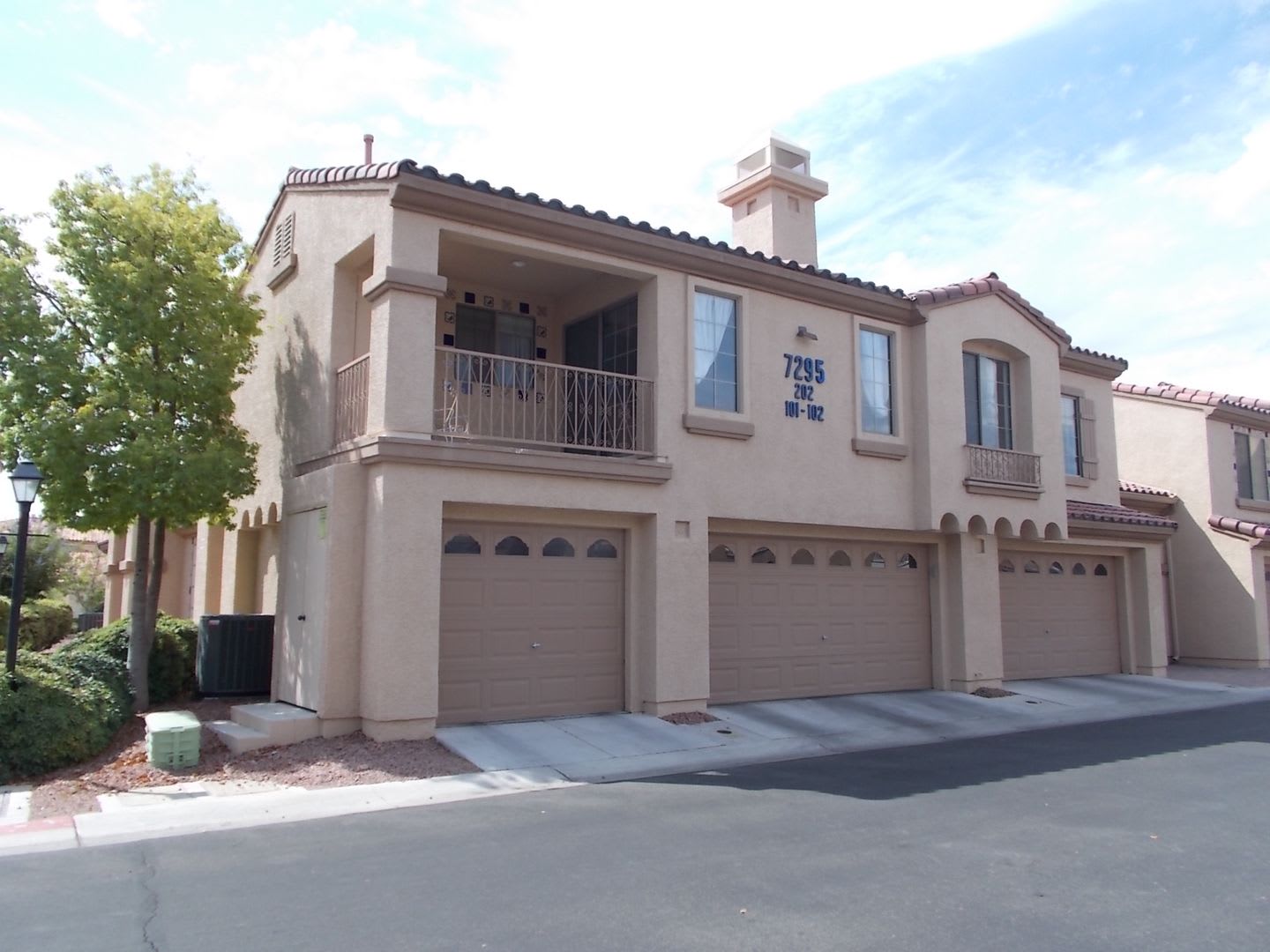 Move-In Ready 2BD/2BA Corner-Unit Condo in Guard-Gated Painted Desert! – photo 2
