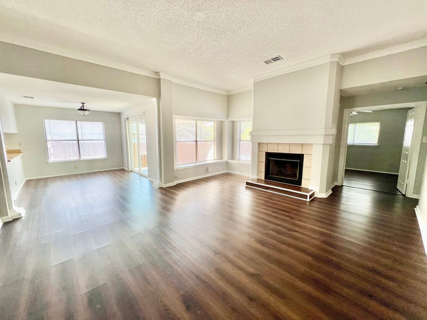 *MOVE IN SPECIAL* Charming 3BR Home Near Randolph AFB with Fireplace & Covered Patio! – photo 4