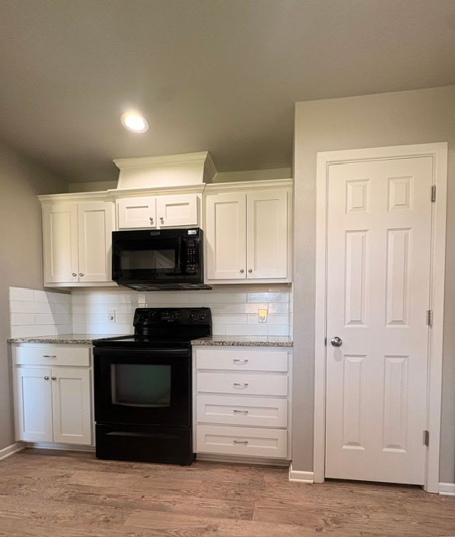 Well maintained house in great neighborhood!! Available Now! – photo 4