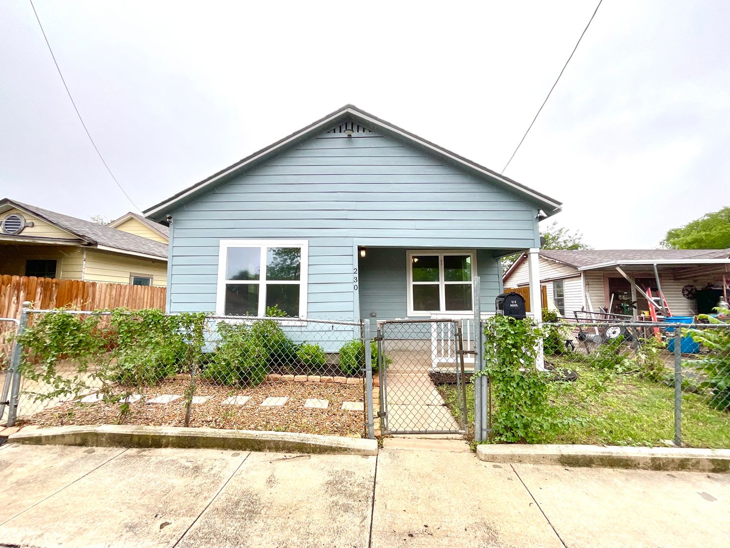 Move In Ready 3Bd 2Ba Laminate Floors Fenced Yard Prime Location Accepts Section 8 – photo 2