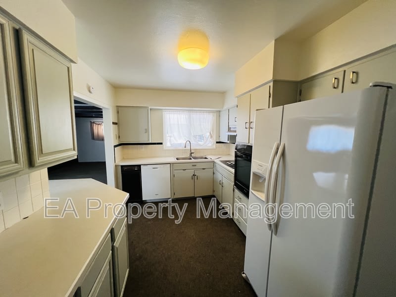 716 Dallas St NE – photo 4