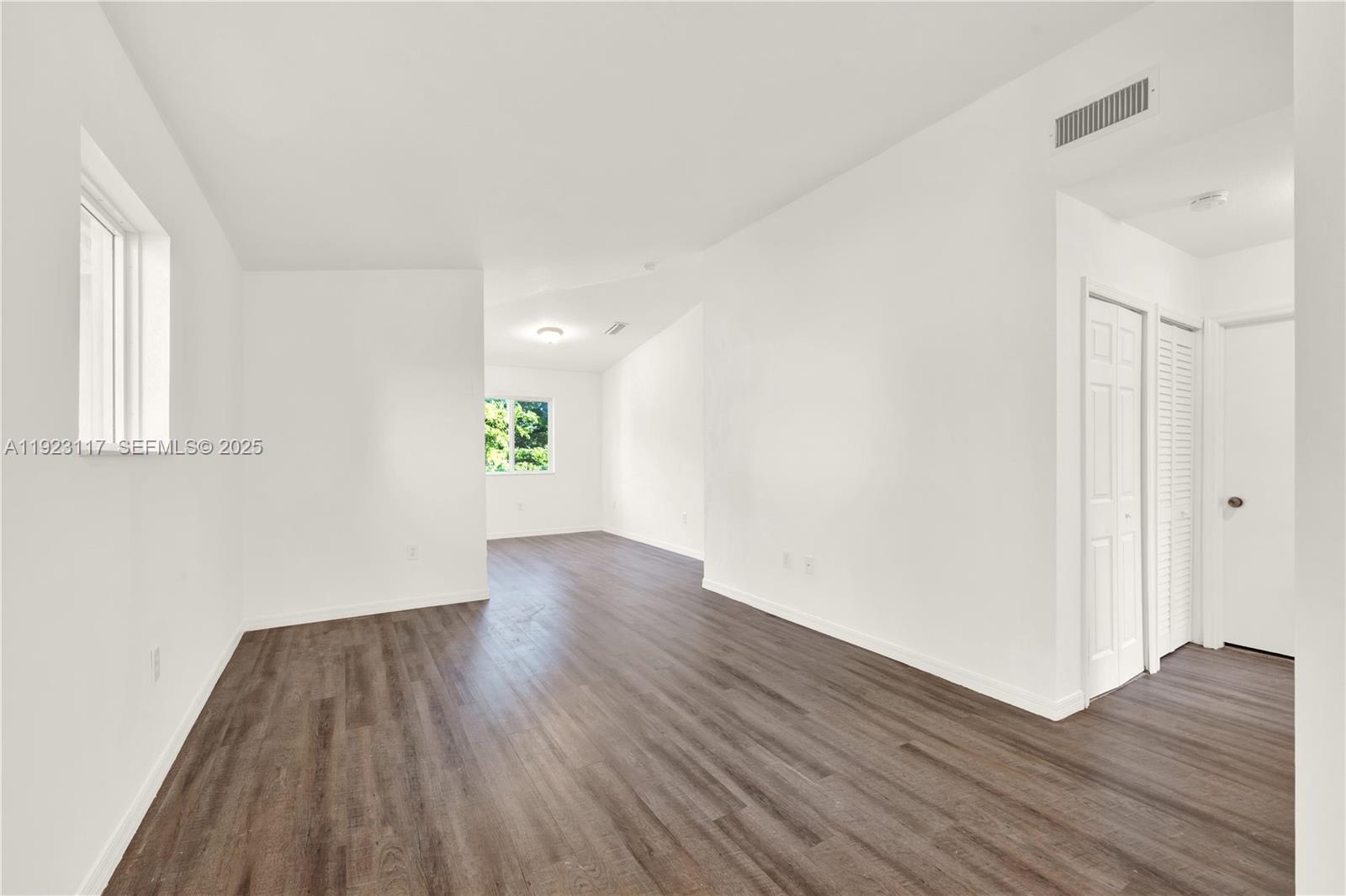 3385 Northeast 10th Street – photo 3