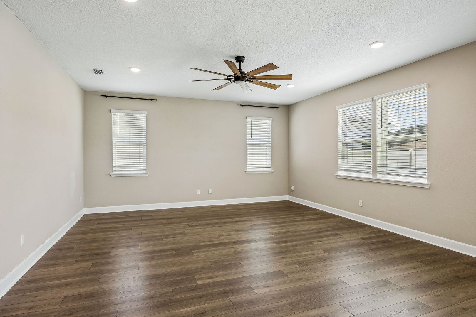 Immaculate 4 Bedroom 2 5 Bathroom Home With A Dedicated Office Spacious Loft And 2 648 Square Feet Of Living Space – photo 5