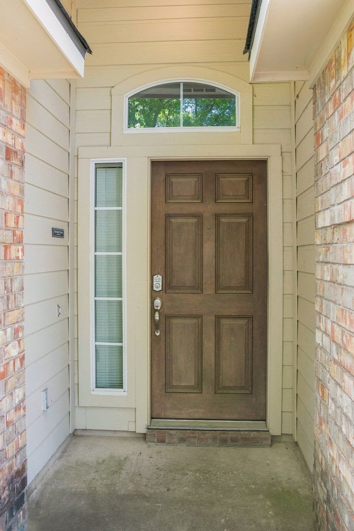 Beautiful brick home available for lease! – photo 4