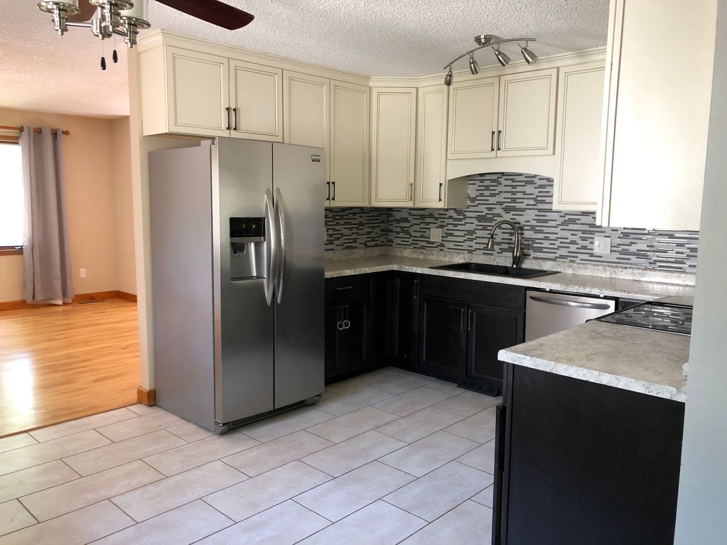 2900 5 Bedroom 3 Bath Fenced Backyard Deck Laundry Basement – photo 3