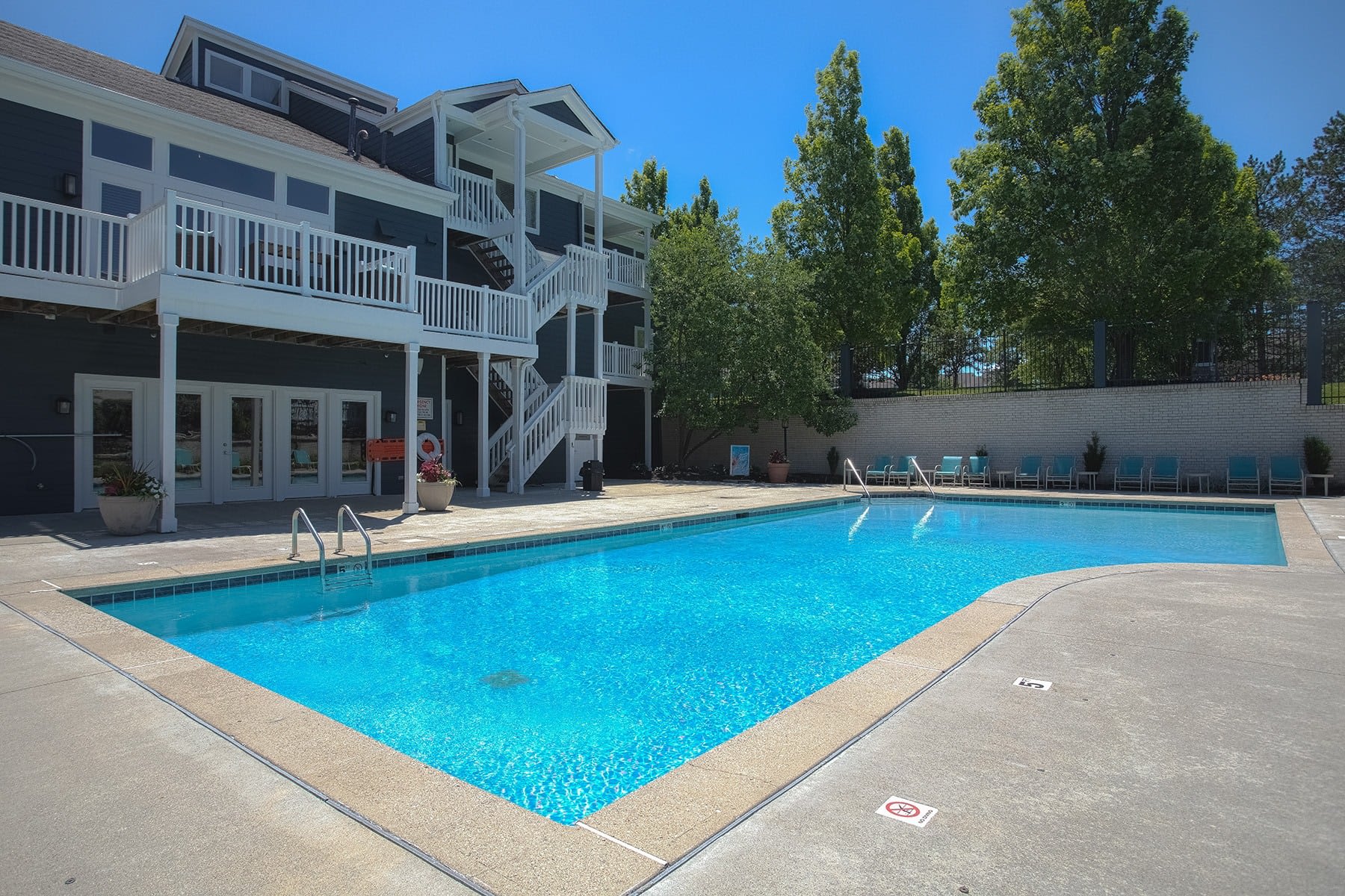 Island Club – photo 1