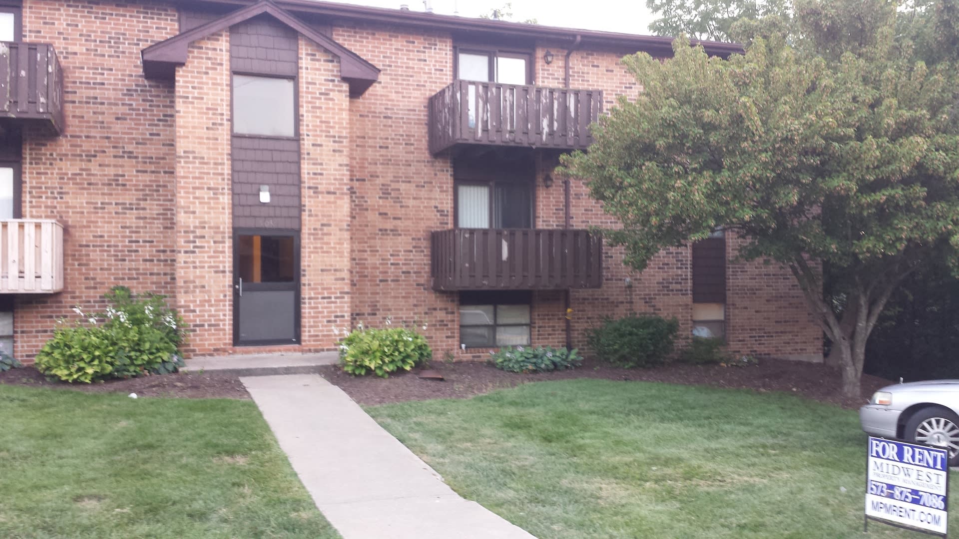 2 bd,1 ba top level Smithton condo, w/d, deck overlooking trees by Broadway and Hwy 63 – photo 1