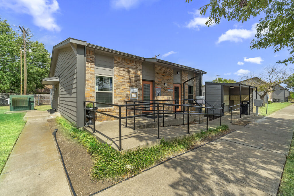 Cleburne Plaza – photo 1