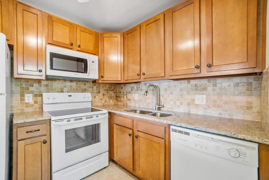 400 VILLAGE GREEN Circle W – photo 2