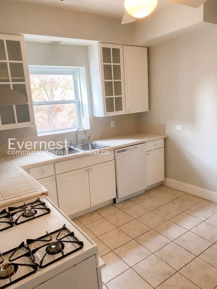 2500 North Southport Avenue – photo 3