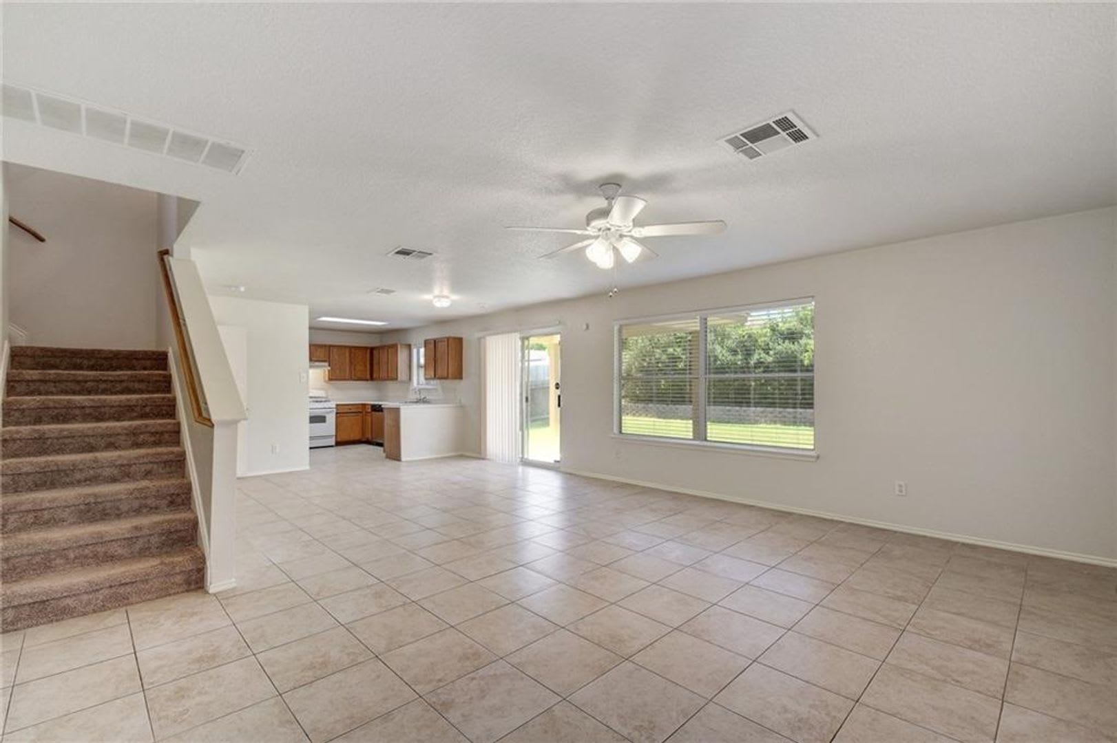 Large 4 Bedroom Home Near Major Conveniences – photo 4