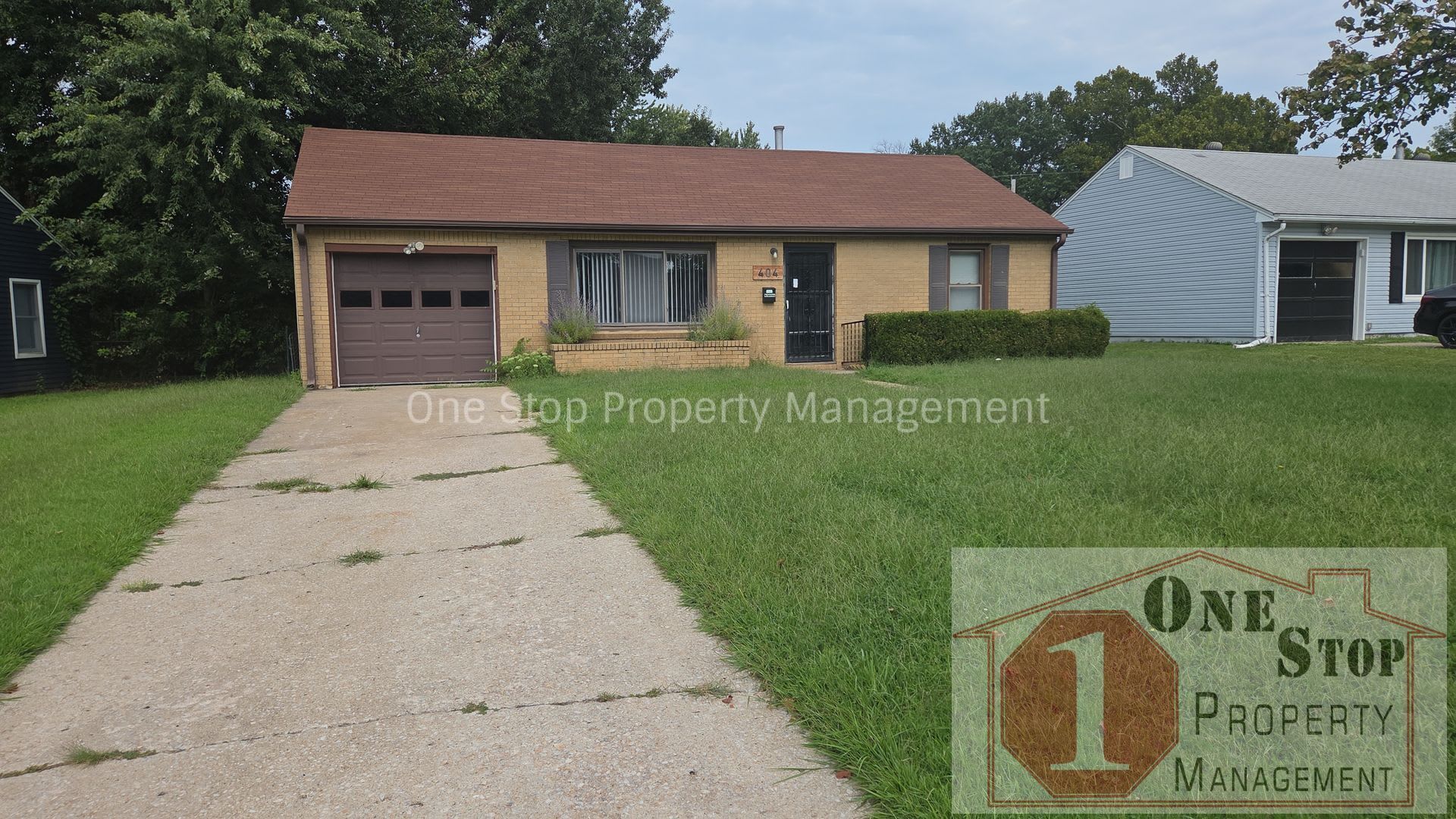 3 Bedroom, 2 Bathroom with 1 Car Garage in Gladstone, Missouri – photo 2
