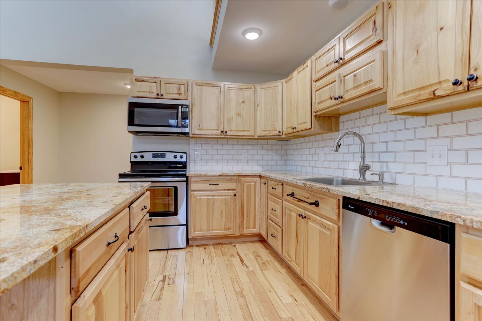 Caretaker Unit Available, Utilities Included, Mountain Views! – photo 4