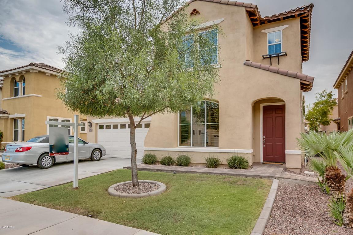 GREAT LOCATION! Fabulous move-in ready 5 bed /3 bath home in south Tempe – photo 2