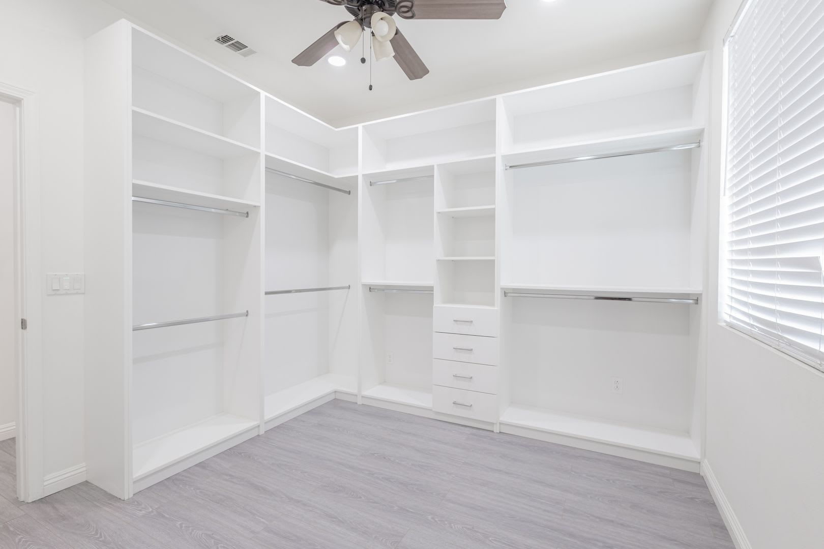 Spacious 5-Bedroom Home in Chino Preserve – photo 3