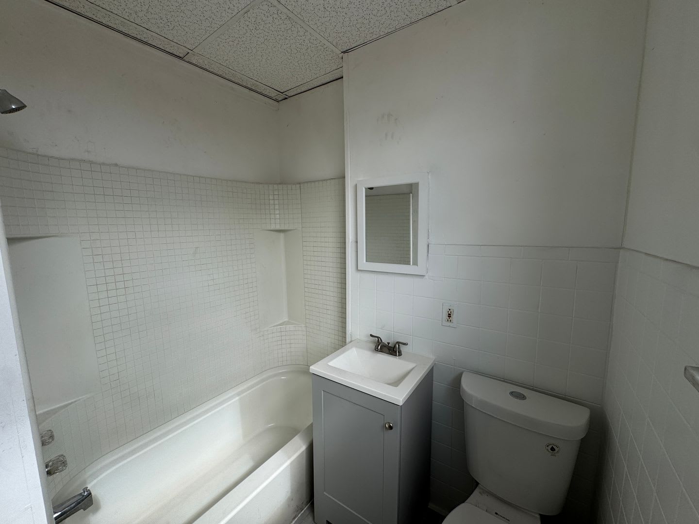 Available Now 5 Bed 1 Bath Single Family Home – photo 2
