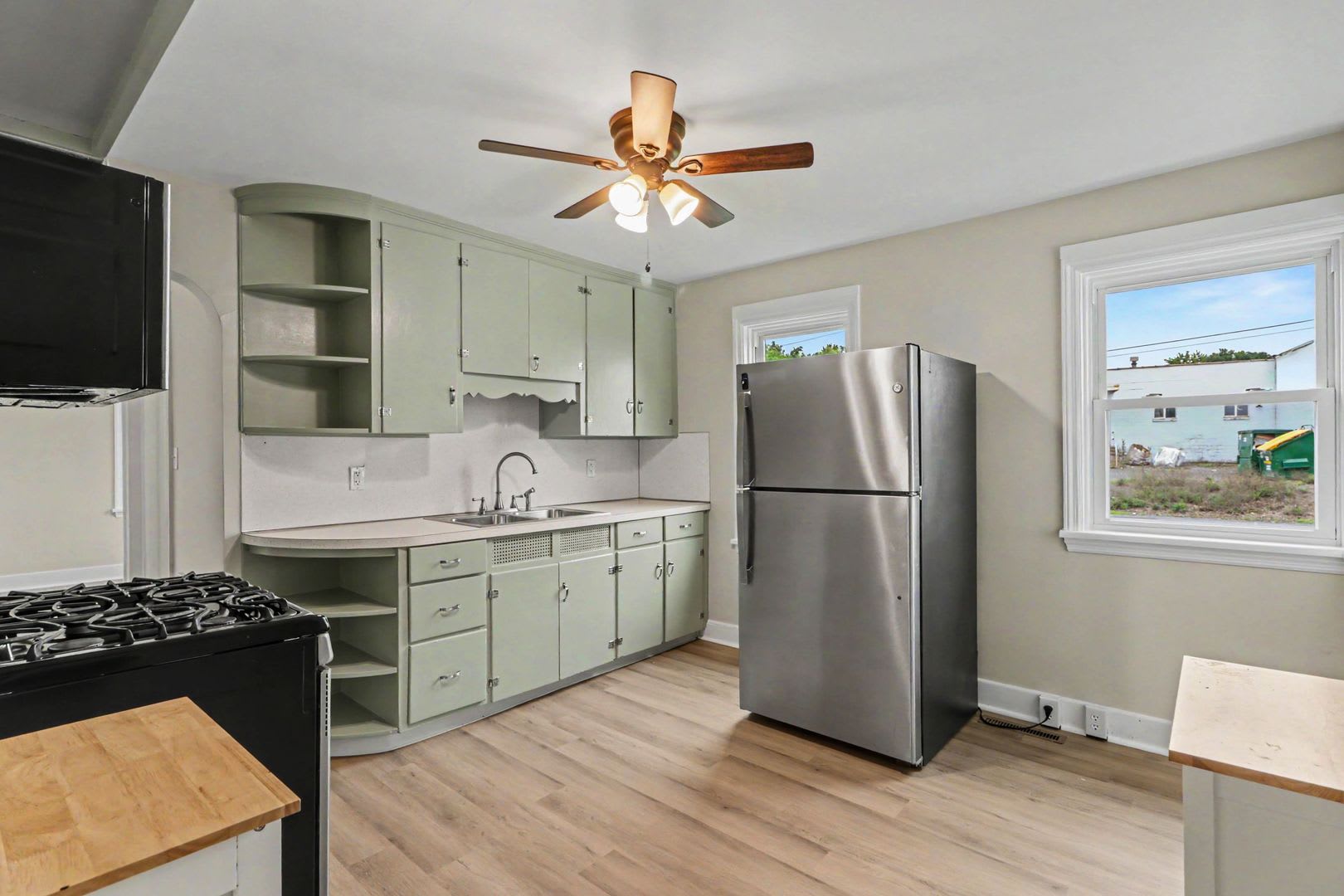 3 bedroom Brick Cape Cod in Carlisle – photo 2
