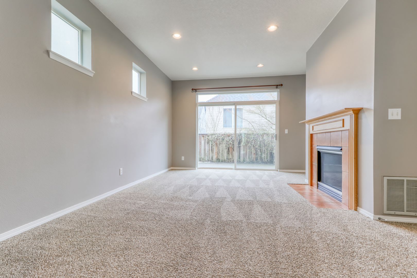 Beautiful 3 Bedroom Home in Beaverton with Fenced Patio, Attached Garage & Fireplace! – photo 2