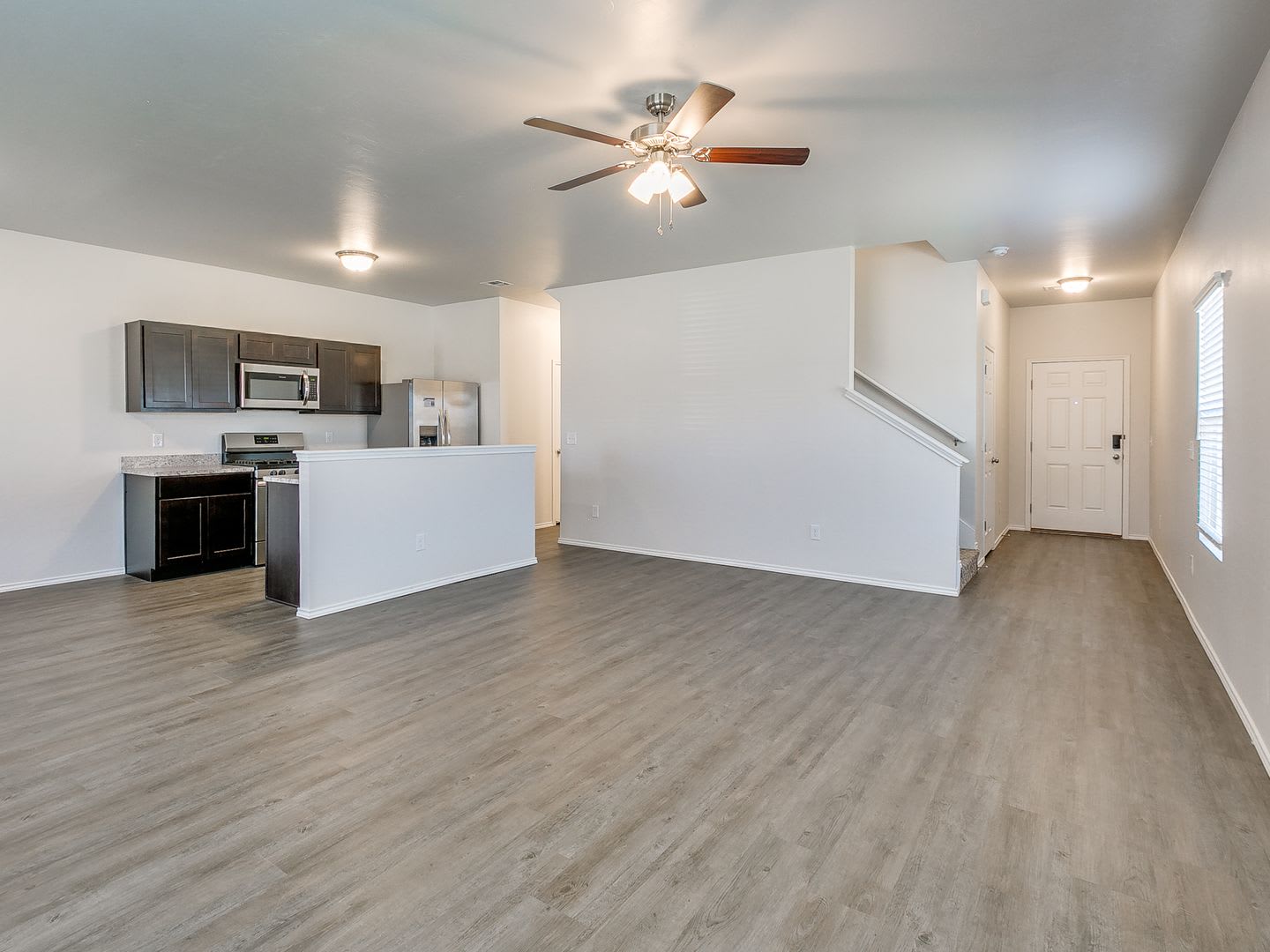 Available Now Spacious 4 Bedroom 2 5 Bathroom Townhome In Redstone Ranch Full Service Lawn Care Included – photo 4