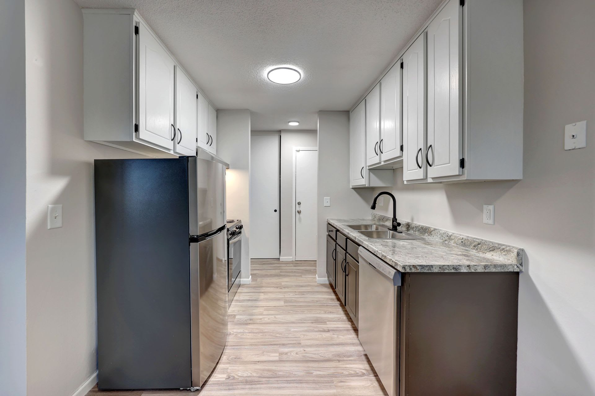 Royal Oaks Apts. – photo 2