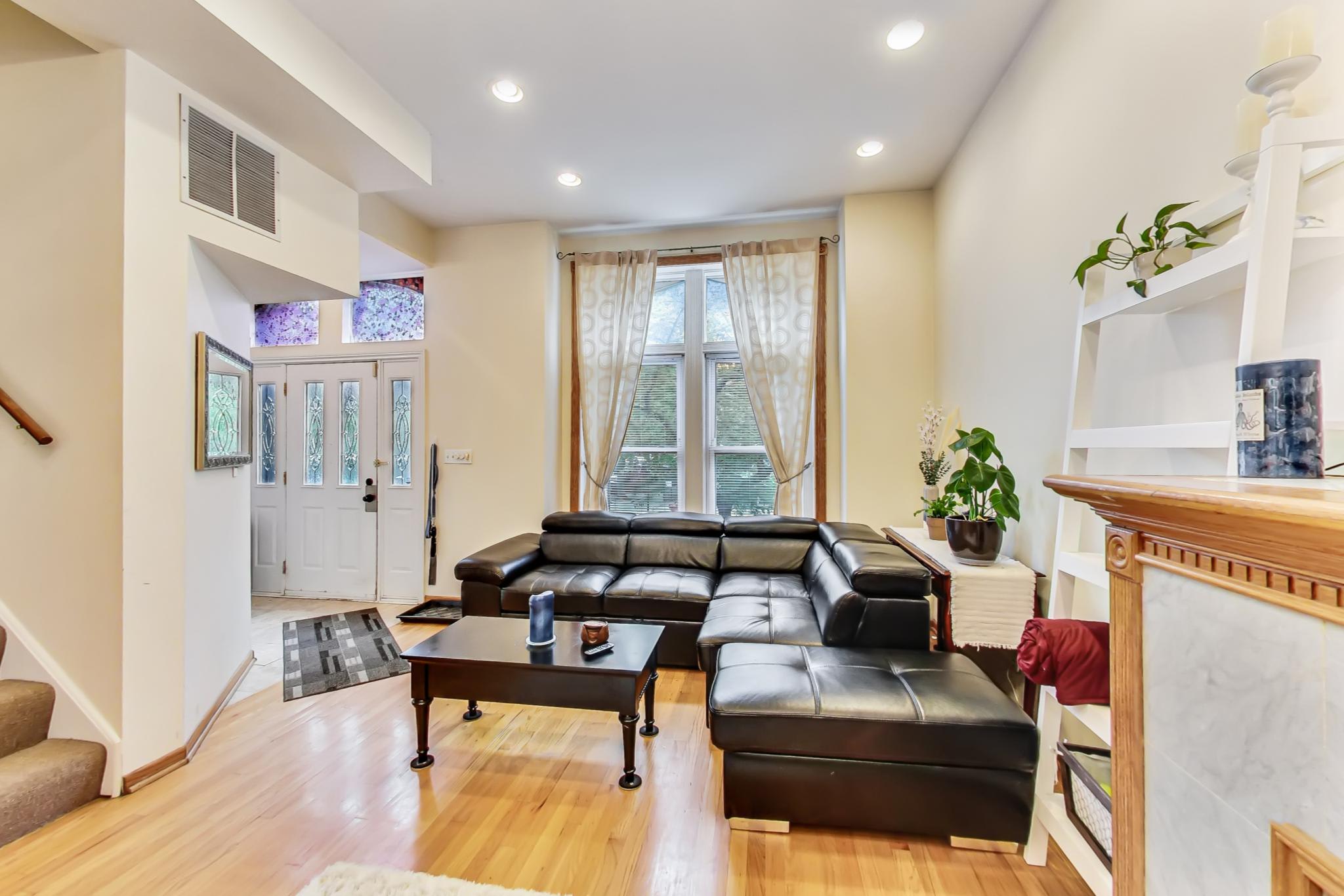 733 North Hoyne Avenue – photo 3