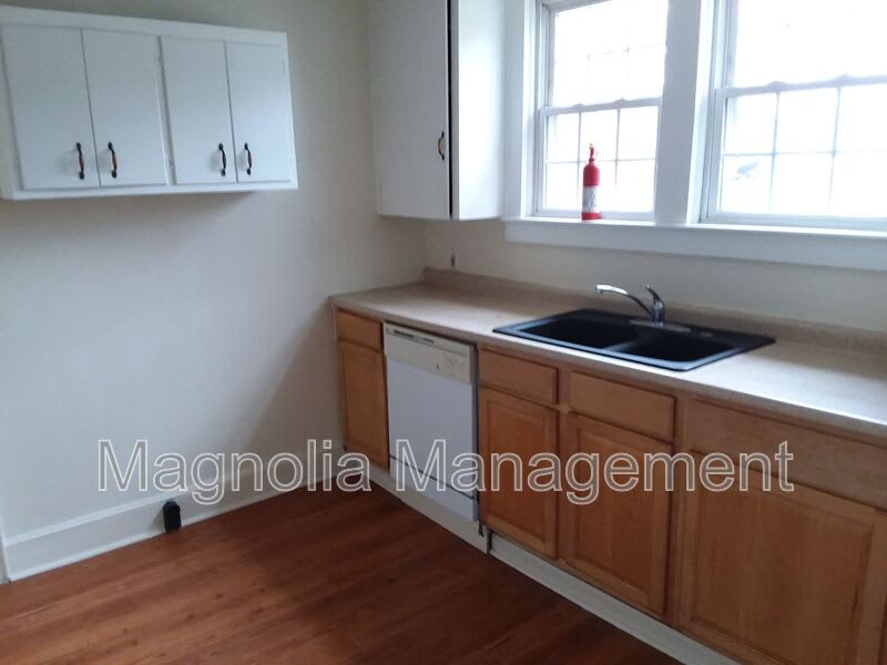410 Young St – photo 5